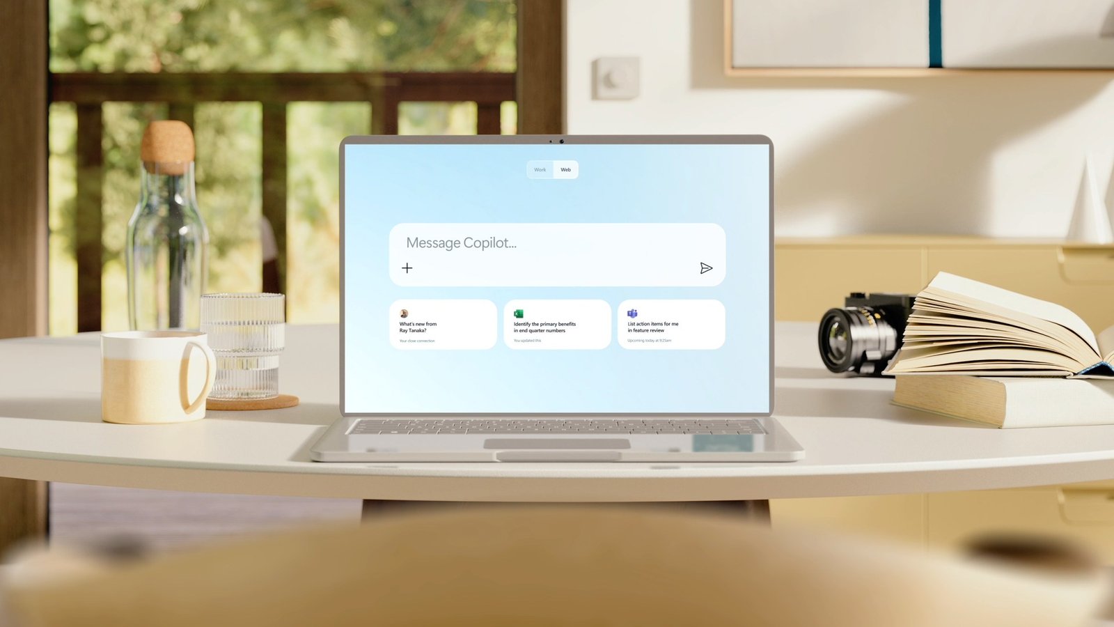 Nešiojamasis kompiuteris ant stalo su Microsoft 365 Copilot užklausos ekranu